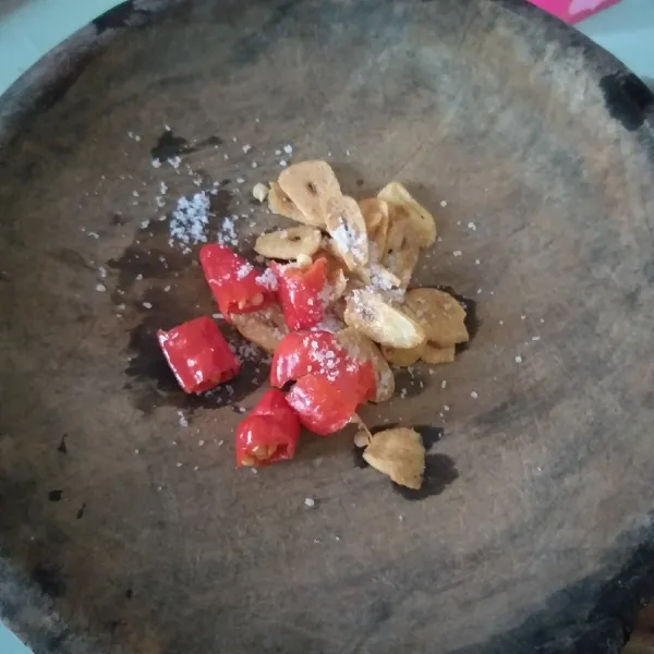Siapkan sambal pecel, pertama iris bawang putih kemudian goreng bawang hingga kecoklatan, angkat dan tiriskan. Siapkan ulekan, masukan bawang putih goreng, cabai rawit, dan garam secukupnya, haluskan.