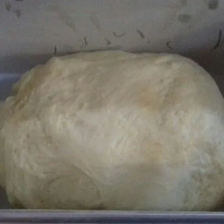 Masukkan dalam loyang roti yang sudah dioles margarin dan ditaburi terigu. Diamkan hingga mengembang.