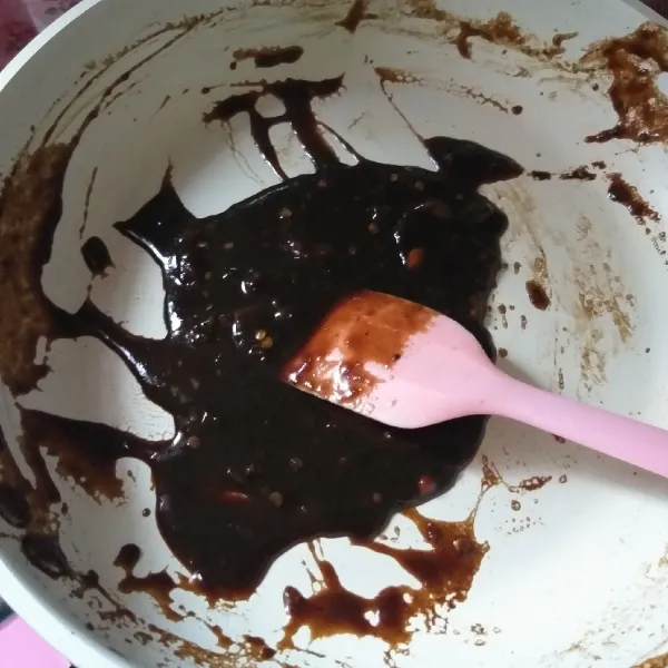 Panaskan wajan, masukan sedikit minyak, tumis bumbu dan ulek sebentar. Masukkan air dan bumbu petis, aduk rata, dan masak hingga mengental.