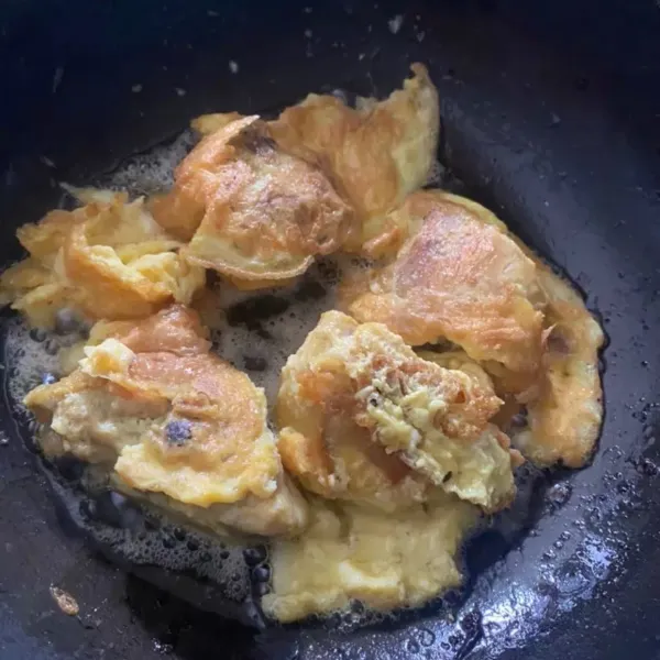 siapkan minyak goreng dengan api kecil lalu goreng hingga matang. Masukkan sisa telur dengan perlahan