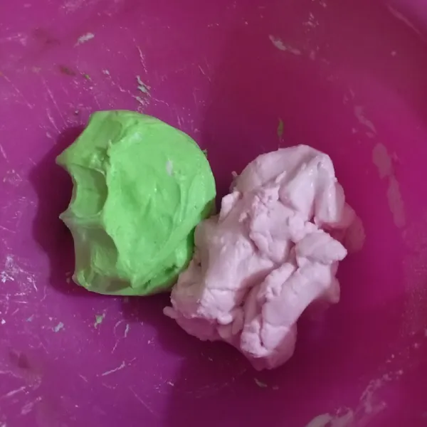 Bagi 2 sama rata lalu beri pewarna masing-masing.