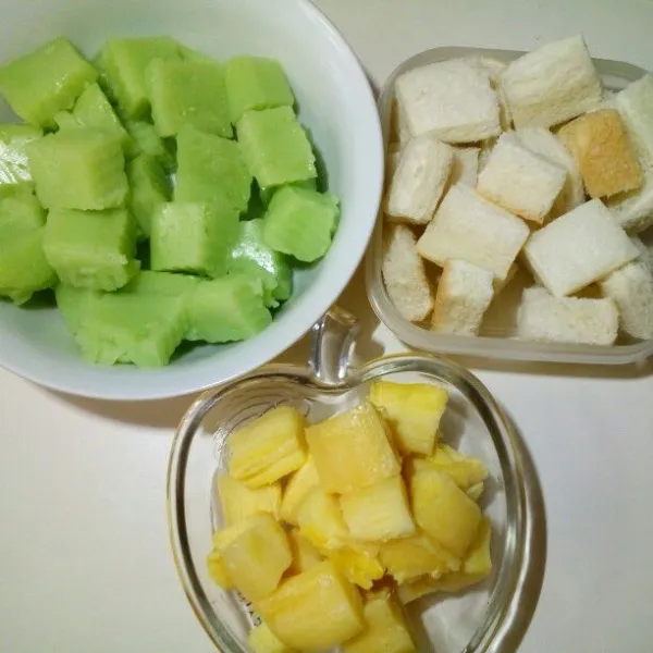 Setelah ongol-ongol padat/mengeras, potong dadu. Tape & roti juga dipotong dadu. Sajikan dalam gelas/mangkuk : potongan ongol-ongol, tape, roti tawar, kelapa muda, pacar cina. Beri kuah santan, simple syrup & kental manis.