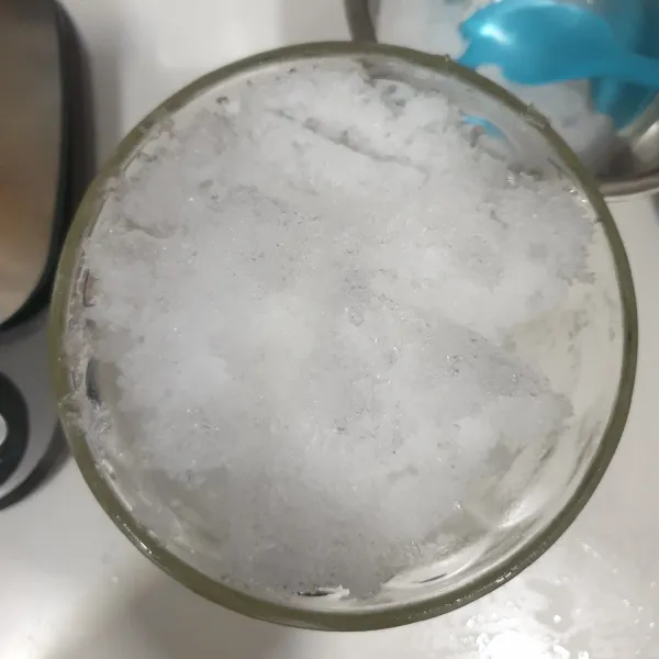 Masukkan es serut ke dalam mangkuk/gelas.