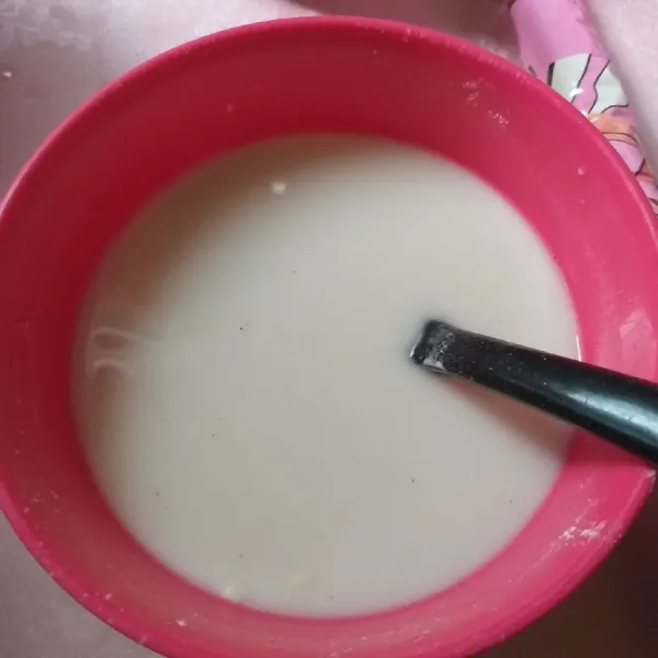 Sambil menunggu bumbu meresap, siapkan adonan keremes (mencampurkan semua bahan dengan air, hingga membentuk adonan yang cukup encer).