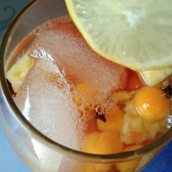 Beri perasan jeruk lemon, aduk sebelum disajikan.