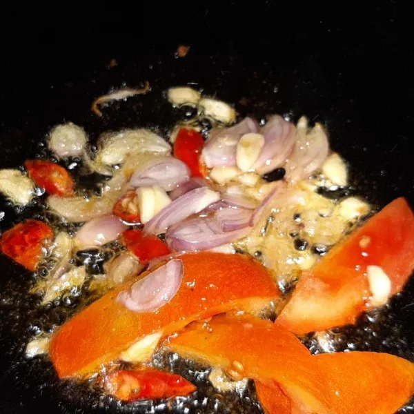 Panaskan wajan lalu beri minyak goreng kemudian tumis bawang, cabe dan tomat sampai harum.