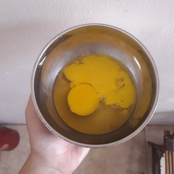 Kocok 2 butir telur.