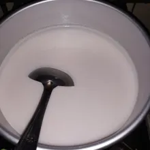 Panaskan santan dan tambahkan garam masak sampai mendidih, aduk terus supaya santan tidak pecah, sisihkan.