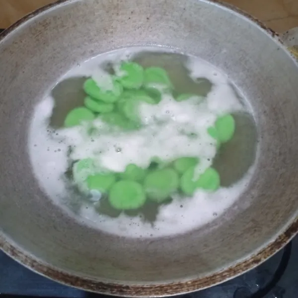 Rebus adonan sampai mengapung atau matang.