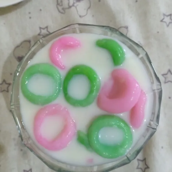 Masak semua bahan kuah, lalu angkat dan biarkan dingin. Sajikan gempol, kuah dan es batu dalam gelas.