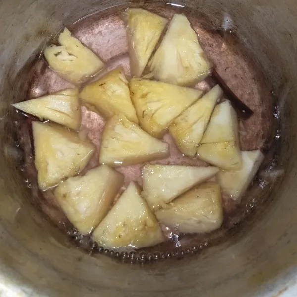 Masak air gula dan keningar hingga mendidih. Masukkan nanas sebentar ±3 menit matikan api.