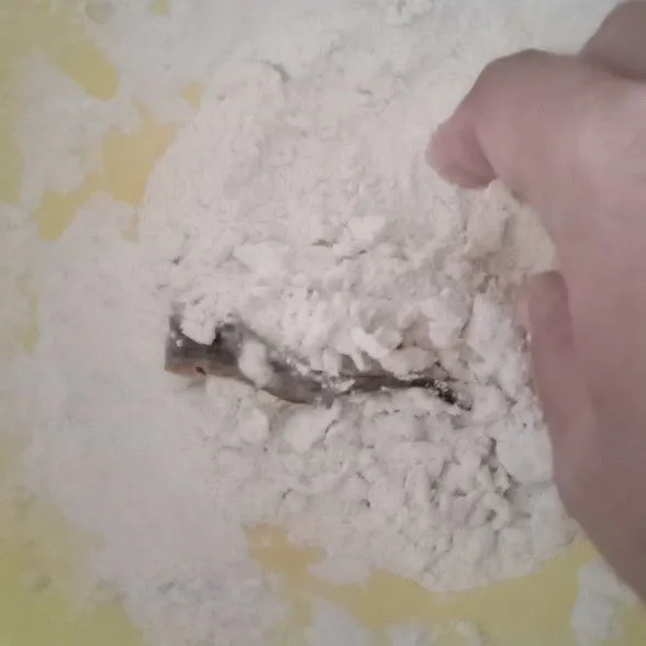 Setelah dari tepung Basah, masukkan ke dalam tepung kering