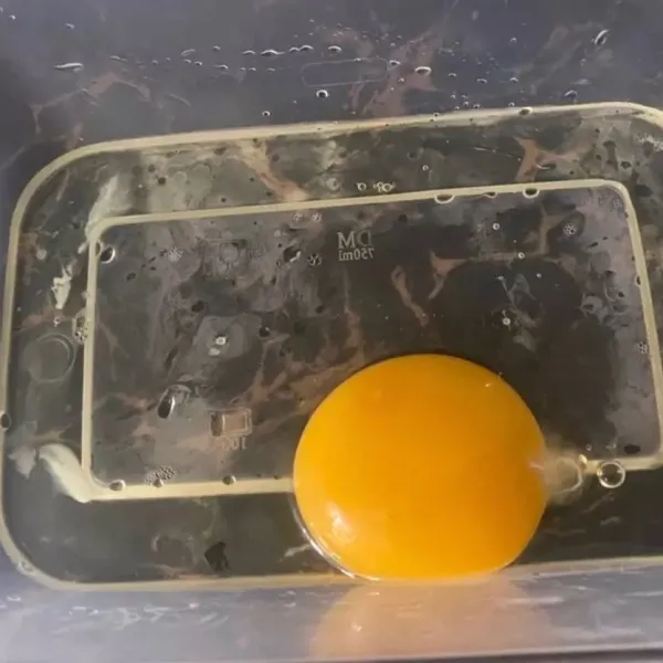 Siapkan telur di wadah, masukkan garam dan kocok hingga kuning dan putih telur tercampur