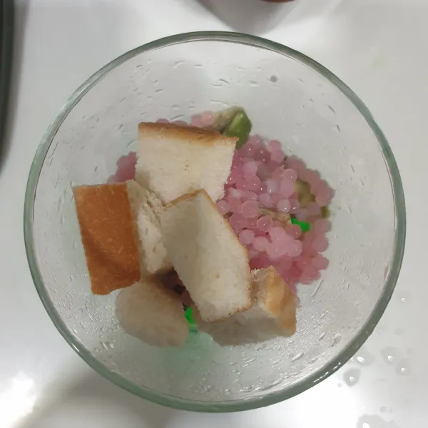 Masukkan potongan roti tawar dan sagu mutiara.