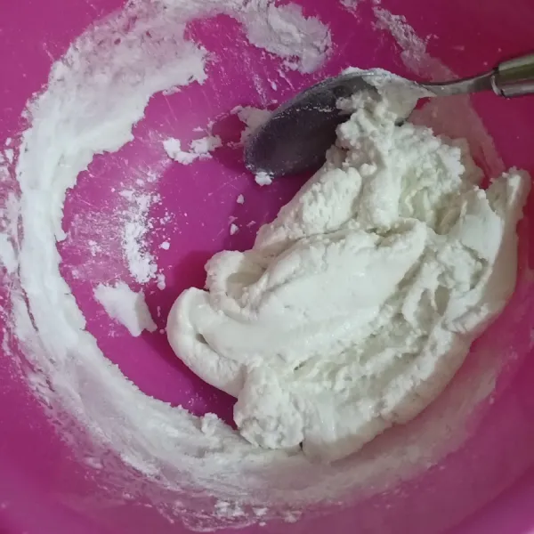 Tambahkan air panas sedikit demi sedikit, aduk sampai adonan bisa dibentuk.