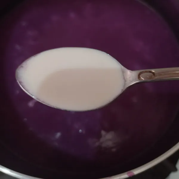 Tambahkan essence susu ke dalam adonan. Aduk sampai rata.