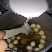 Selanjutnya masukkan larutan tepung tapioka dan masak sampai mengental, sisihkan.