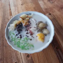 Tambahkan kuah dan gula merah, es campur siap disajikan.