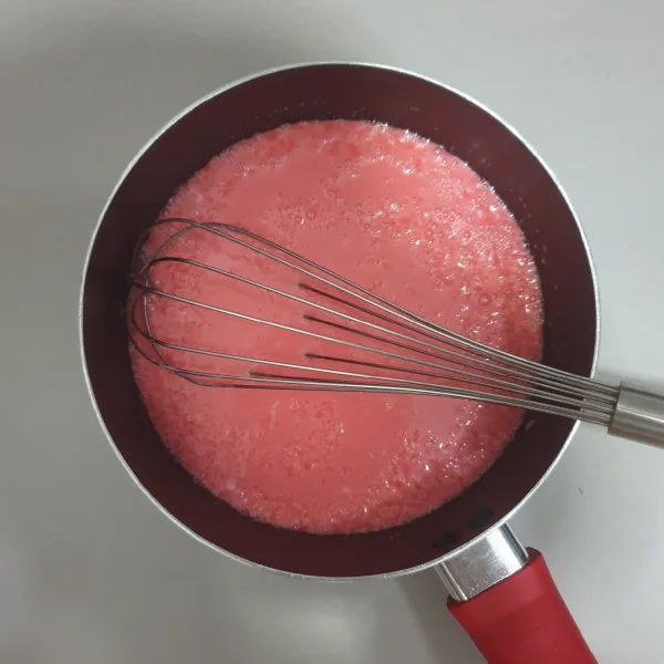 Campurkan tepung hunkwe, santan, gula pasir, pasta strawberry/pewarna merah, dan garam. Aduk sampai tercampur rata.