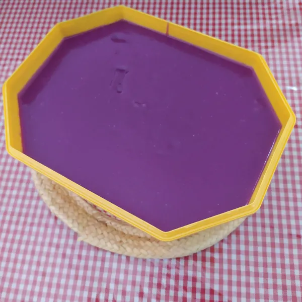 Pindahkan dalam wadah. Tunggu sampai dingin. Kemudian bekukan dalam frezer sampai ½ beku.