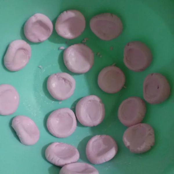 Bentuk bulat lalu tekan tengahnya sedikit, lakukan sampai adonan habis.