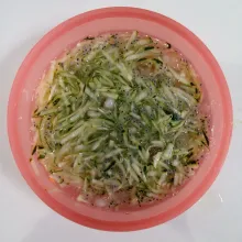 Campur timun,air gula,biji selasih,air jeruk nipis dan es batu. Aduk rata. Sajikan.