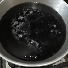 Cuci dan rendam ketan hitam 2 jam, selanjutnya rebus ketan hitam, tambahkan garam dan masak sampai empuk.