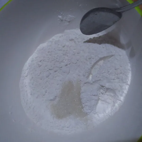 Campur rata tepung beras, tapioka, garam dan gula.
