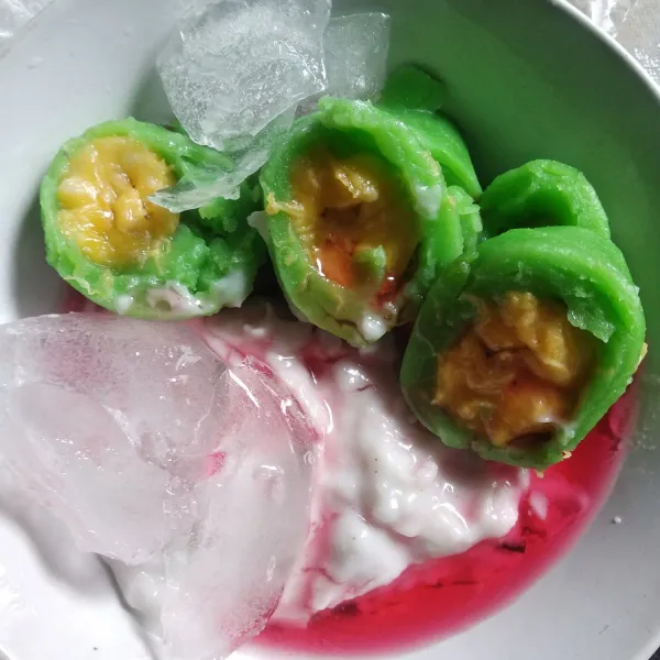 Dalam mangkok tata bubur sum-sum, potongan pisang ijo, es batu, dan siram dengan sirup pisang Ambon. Sajikan.