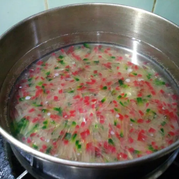 Rebus pacar cina sampai matang, buang air rebusannya. Rendam dalam air matang dingin, sisihkan.