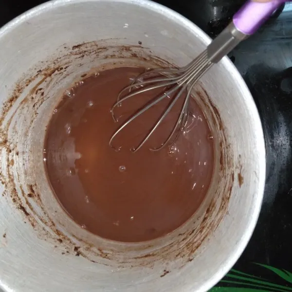 Masak jelly cokelat hingga mendidih biarkan dingin.