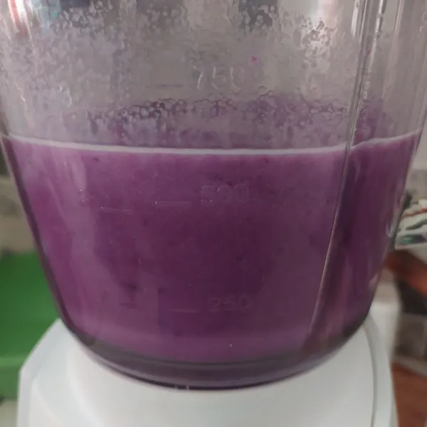 Masukkan dalam blender ubi ungu kukus, air, susu kental manis, gula pasir dan santan bubuk. Blender sampai tercampur rata.