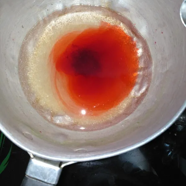 Campur semua bahan jelly merah masak hingga mendidih matikan api. Biarkan hingga dingin kaku.