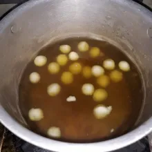 Panaskan air, tambahkan gula merah, setelah mendidih masukan adonan, masak sampai bola-bola matang.