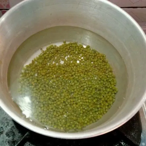 Pertama- tama rebus kacang hijau sampai empuk. Tambahkan 1 sdt garam dan 2 sdm gula merah.