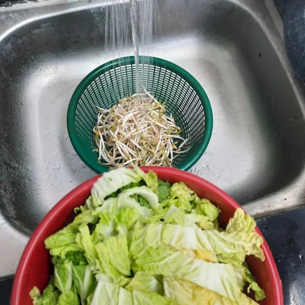 Cuci bersih sayuran, sisihkan