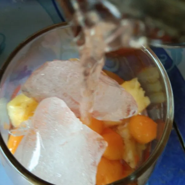 Tambahkan dengan air gula.