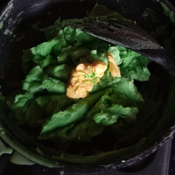 Masak hingga meletup-letup, masukkan margarin. Aduk rata. Sisihkan.