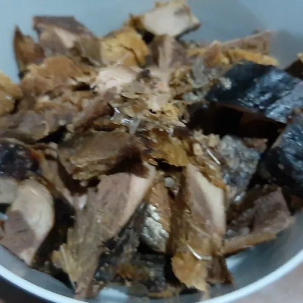 Buang isi perut dan duri tongkol, lalu potong-potong tongkol sesuai keinginan