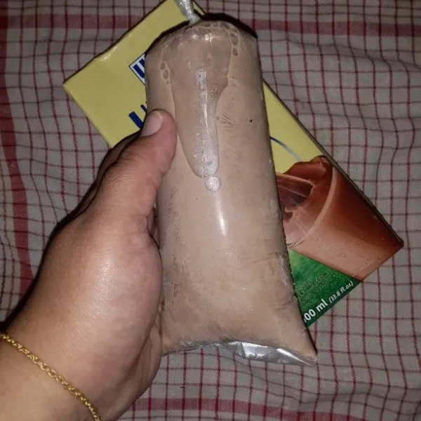 Simpan susu cair coklat ke dalam freezer hingga beku.