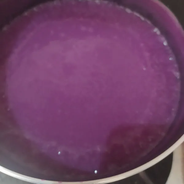 Pindahkan hasil blender dalam panci. Rebus dengan api sedang sampe mendidih dan meletup-letup. Matikan api kompor.