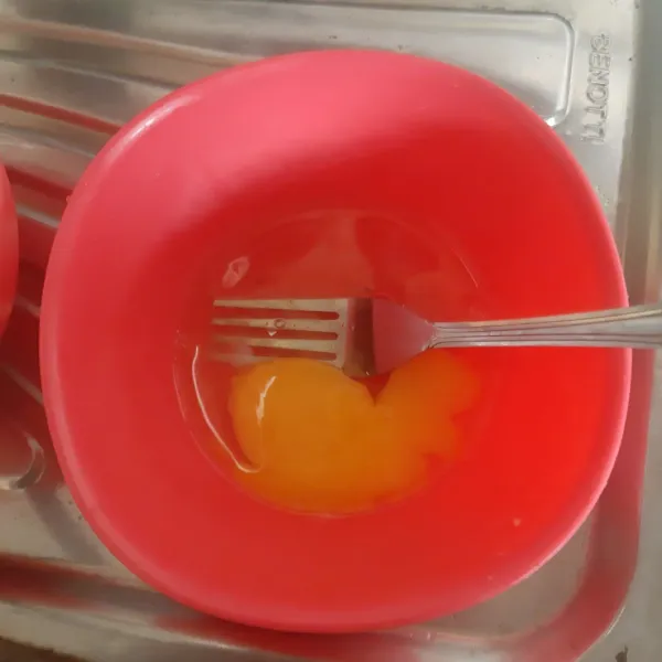 Kocok telur, garam, dan penyedap hingga berbuih atau agak encer.