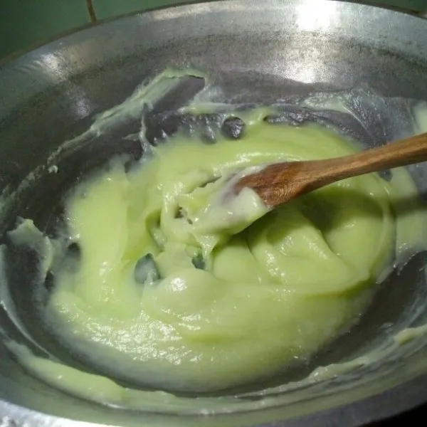 Campur bahan ongol-ongol hunkwe, aduk rata. Masak dengan api sedang sambil diaduk-aduk sampai meletup.