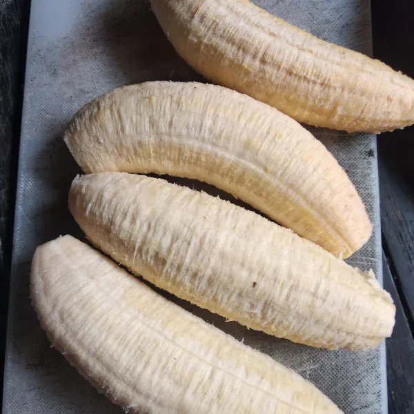 Kupas pisang raja.