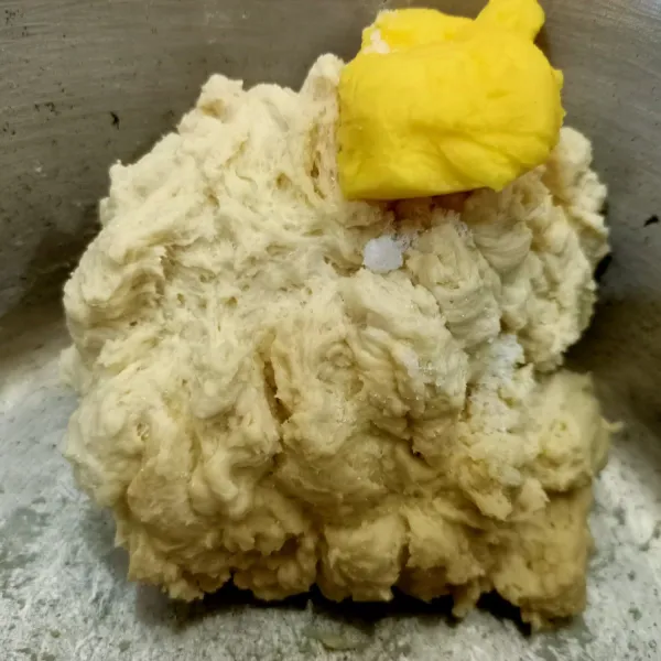 Adonan dough yang telah di mixer sebentar tadi kemudian ditambahkan dengan mentega dan garam lalu mixer kembali sampai adonan lembut