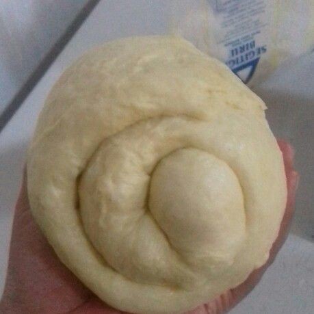 Uleni sebentar, pipihkan di meja kerja. Gulung rapat.