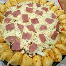 Setelah adonan ditusuk garpu kemudian adonan diolesi dengan saus bolognese dilanjut diberi topping (1/2 smoked beef, bombay, sosis, jamur) lalu ditambahkan saus sambal/tomat dan dilanjut diberi keju mozarella sampai full dan terakhir sisa smoked beef