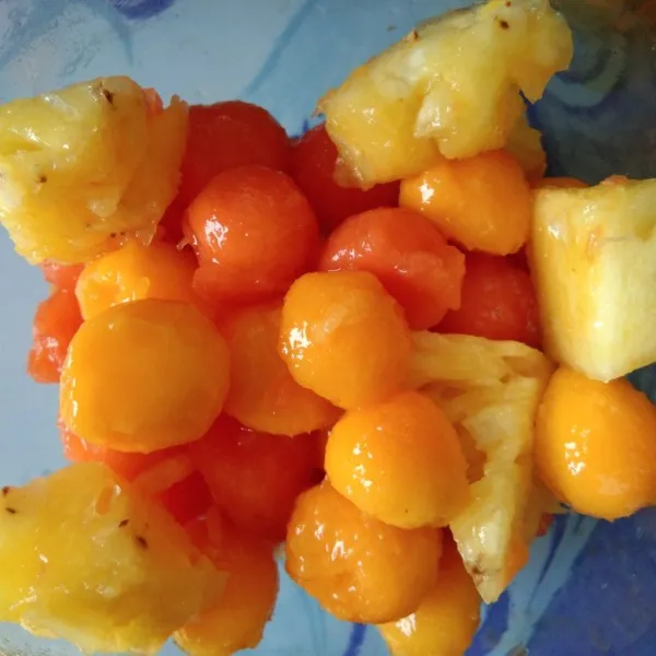 Siapkan gelas saji, tata buah - buahan di dalamnya.