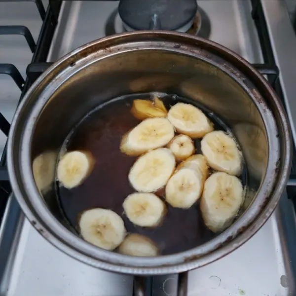 Potong pisang sesuai selera, setelah air gula mendidih masukkan potongan pisangnya, masak sampai pisang matang. Koreksi rasa.