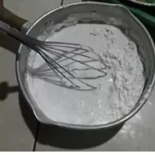 Larutkan tepung beras, garam, santan, air aduk rata, masak hingga mengental, sisihkan.